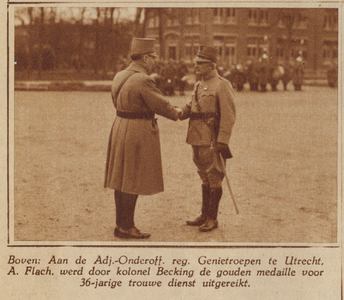874298 Afbeelding van kolonel Becking (links) van de genietroepen te Utrecht, die A. Flach, adjunct-onderofficier, de ...